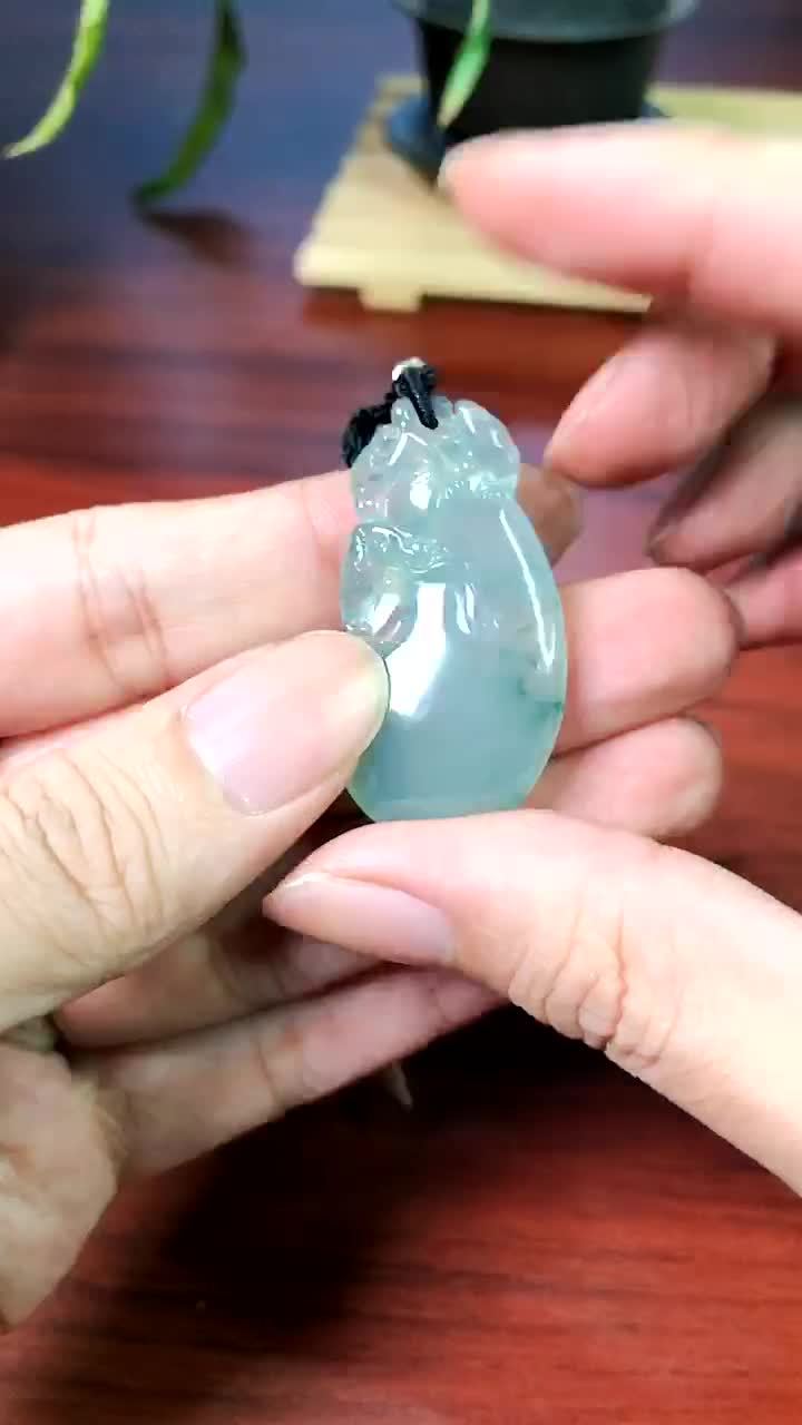 細(xì)膩冰種飄花精雕福瓜玉石飾品 佩戴典雅與吉祥的完美結(jié)合