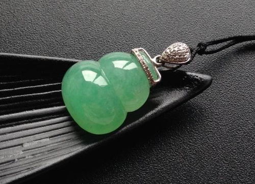 給孩子買翡翠飾品，這些細(xì)節(jié)不注意，美玉可能變